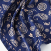  Foulard et cou en soie - Enveloppements de cheveux