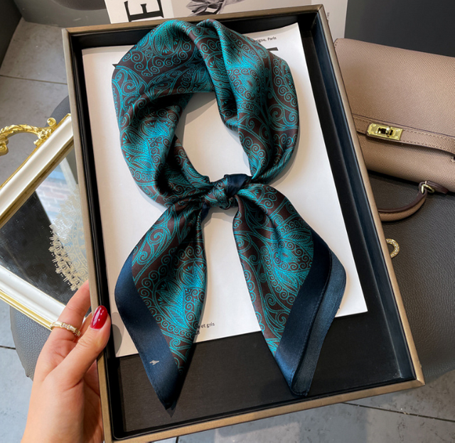 Foulard en soie pour femmes imprimé numériquement petit carré personnalisé