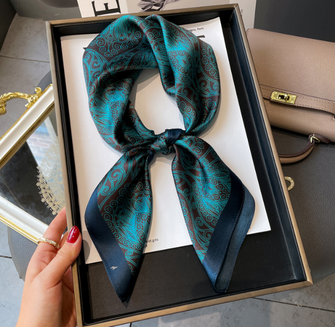 Foulard en soie pour femmes imprimé numériquement petit carré personnalisé